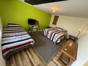 3 bedrooms, desk, iron/ironing board, travel crib - The Orange House, Your Creekside Mountain Getaway! (Andrews)