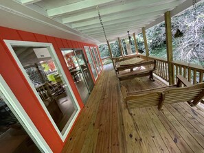 Outdoor dining - The Orange House, Your Creekside Mountain Getaway! (Andrews)