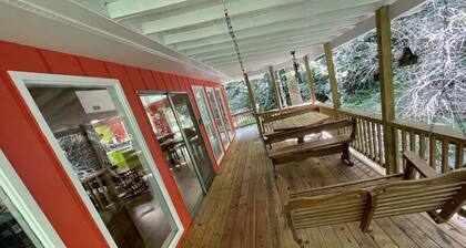 The Orange House, Your Creekside Mountain Getaway!