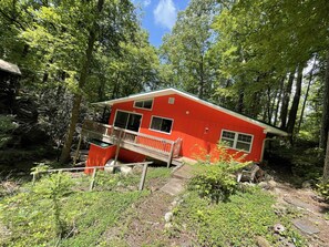 Exterior - The Orange House, Your Creekside Mountain Getaway! (Andrews)