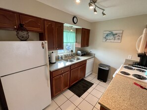 Réfrigérateur, four à micro-ondes, un four, surface de cuisson