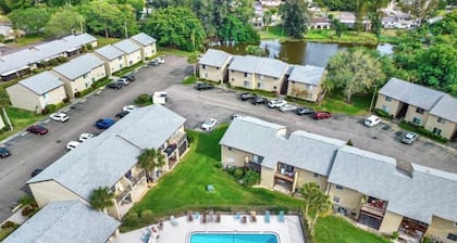 🌴 SPACIOUS CONDO W HEATED POOL & NEARBY BEACHES AND AIRPORTS🌴