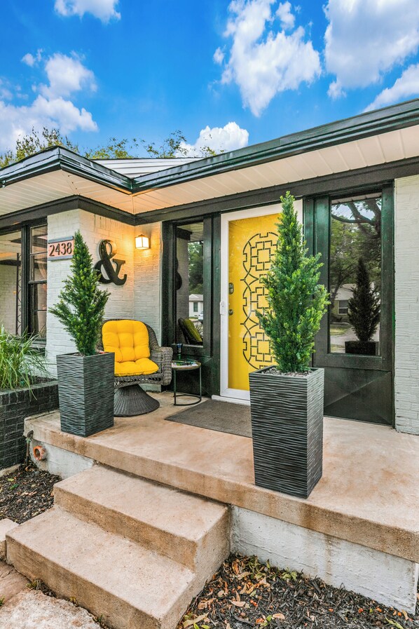 Exterior detail - Smart & Functional XL Studio Perfect 4 Singles Just 20 Mins from Downtown Dallas (Dallas)