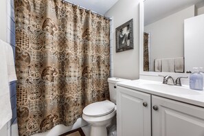 Kombinert dusj/badekar, hårføner, håndklær og såpe