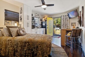 1 bedroom, desk, iron/ironing board, free WiFi - Smart & Functional XL Studio Perfect 4 Singles Just 20 Mins from Downtown Dallas (Dallas)