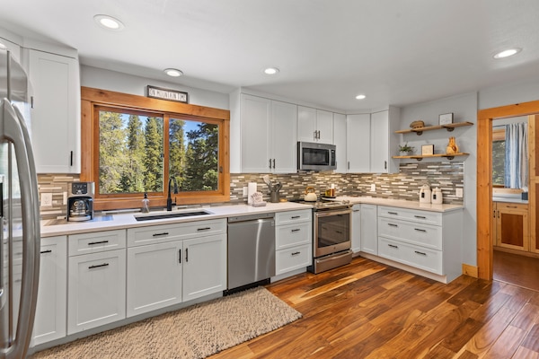 Een koelkast, een microgolfoven, een oven, een kookplaat