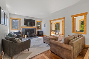 スマートテレビ、暖炉、テーブルサッカー台、卓球台