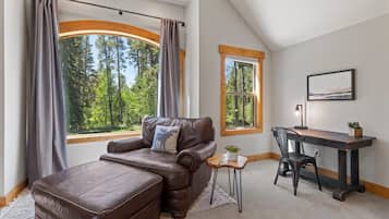 Smart TV, chimenea, futbolito, mesa de ping pong