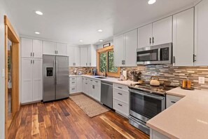 Réfrigérateur, four à micro-ondes, un four, surface de cuisson