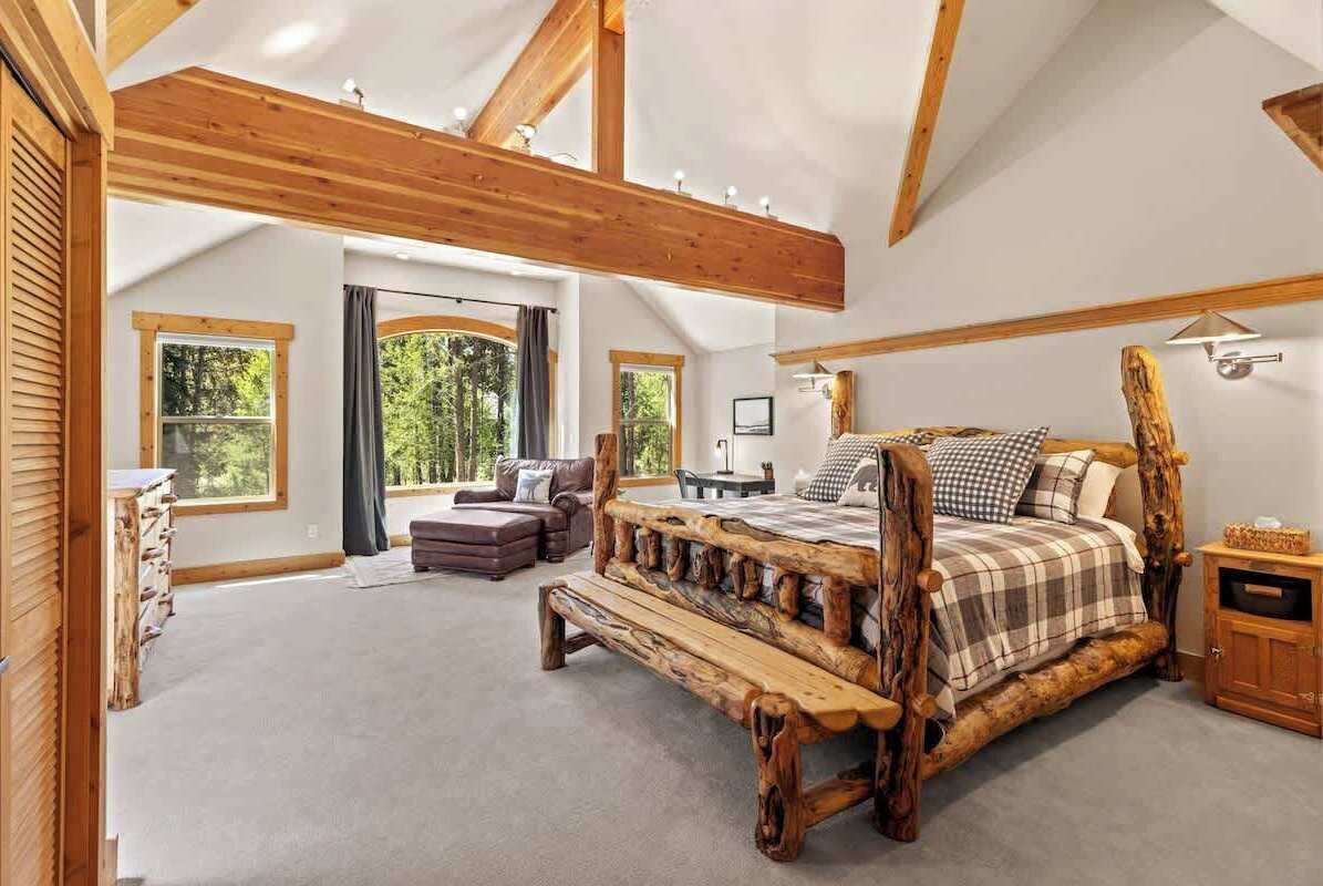 4 bedrooms, desk, iron/ironing board, travel cot