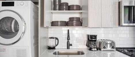 Kylskåp, mikrovågsugn, ugn och spishäll