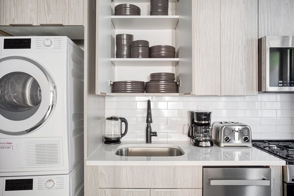 Kühlschrank, Mikrowelle, Ofen, Herdplatte