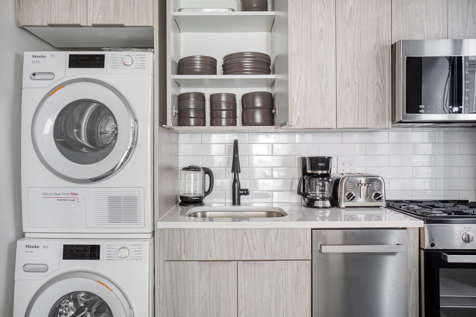 Geladeira, micro-ondas, fogão, cooktop