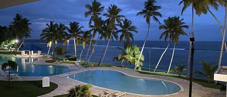 Innendørsbasseng og utendørsbasseng