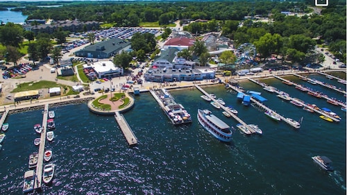 Arnolds Park Cozy Cottage & Gazebo Steps to Okoboji Lake & Park