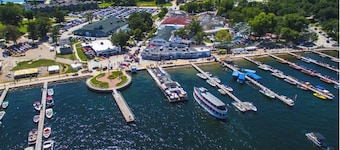 Arnolds Park Cozy Cottage & Gazebo Steps to Okoboji Lake & Park