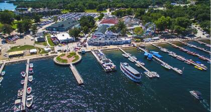 Arnolds Park Cozy Cottage & Gazebo Steps to Okoboji Lake & Park