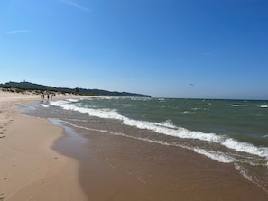 Sur la plage, chaise longue, serviettes de plage