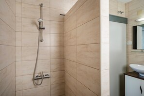 Dusche, kostenlose Toilettenartikel, Handtücher