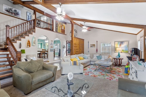 Fun Summer Lake House w/Firepit located in Ft Worth, Beds 18+, next to Marina 