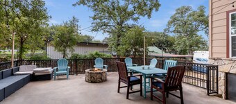 Fun Summer Lake House w/Firepit located in Ft Worth, Beds 18+, next to Marina 
