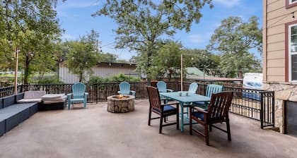 Fun Summer Lake House w/Firepit located in Ft Worth, Beds 18+, next to Marina
