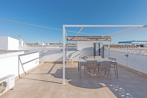 Outdoor dining - Apartment "Casa Jardín" with Pool, Roof Solarium, Terrace, A/C & Wi-Fi (Torrevieja)