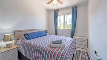 3 slaapkamers, een strijkplank/strijkijzer, gratis wifi, beddengoed