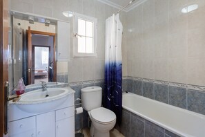 Bathtub, hair dryer, towels - Vacation Home "Sophia" with Sea View, Pool, Wi-Fi, Air Conditioning, Terrace & Garden (Torrevieja)