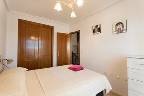 3 bedrooms, iron/ironing board, free WiFi, bed sheets - Vacation Home "Sophia" with Sea View, Pool, Wi-Fi, Air Conditioning, Terrace & Garden (Torrevieja)
