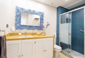 Shower, hair dryer, towels - Apartment Sunny View Castillo Santa Clara with Sea View, Pool, Wi-Fi, A/C, Terrace & Garden (Torremolinos)