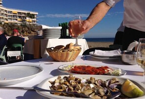 Outdoor dining - Apartment Sunny View Castillo Santa Clara with Sea View, Pool, Wi-Fi, A/C, Terrace & Garden (Torremolinos)