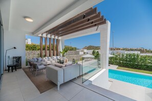 Télévision, table de tennis de table