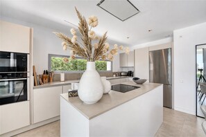 Fridge, microwave, oven, stovetop - Villa 'Riva' with Sea Views, Wi-Fi and Air Conditioning (Marbella)
