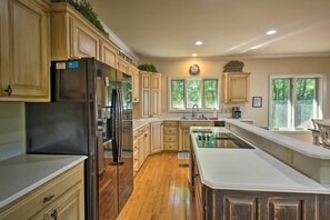 Fridge, microwave, stovetop, dishwasher - Private Dock & Pool Access! Hot Springs Home (Hot Springs)