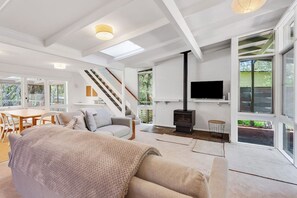 Smart TV, fireplace, DVD player, stereo