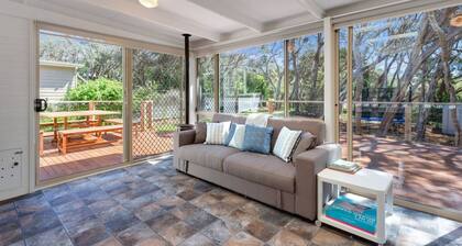 Moonah Cottage Rye by Ready Set Stay- Close to the beach & WIFI