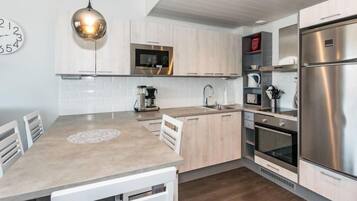 Jääkaappi, mikroaaltouuni, uuni, astianpesukone