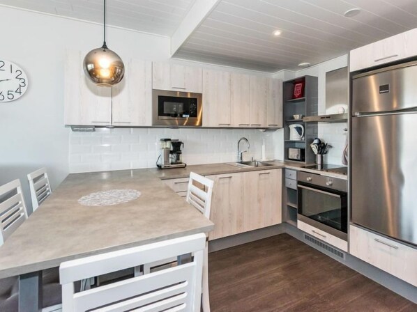 Kühlschrank, Mikrowelle, Ofen, Geschirrspüler