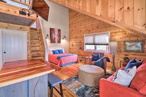 Interior - Mountain View Escape - 1 Mile to White River! (Mountain View)