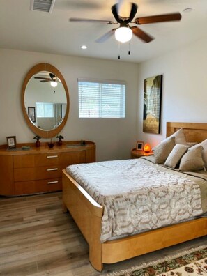 5 bedrooms, desk, WiFi, bed sheets