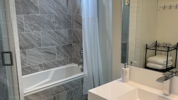 Baignoire, sèche-cheveux, serviettes fournies, shampoing