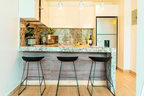 冷蔵庫、電子レンジ、食器洗い機、コーヒー / ティーメーカー