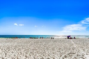 Plage, kayak, navigation en bateau à moteur, pêche sur place