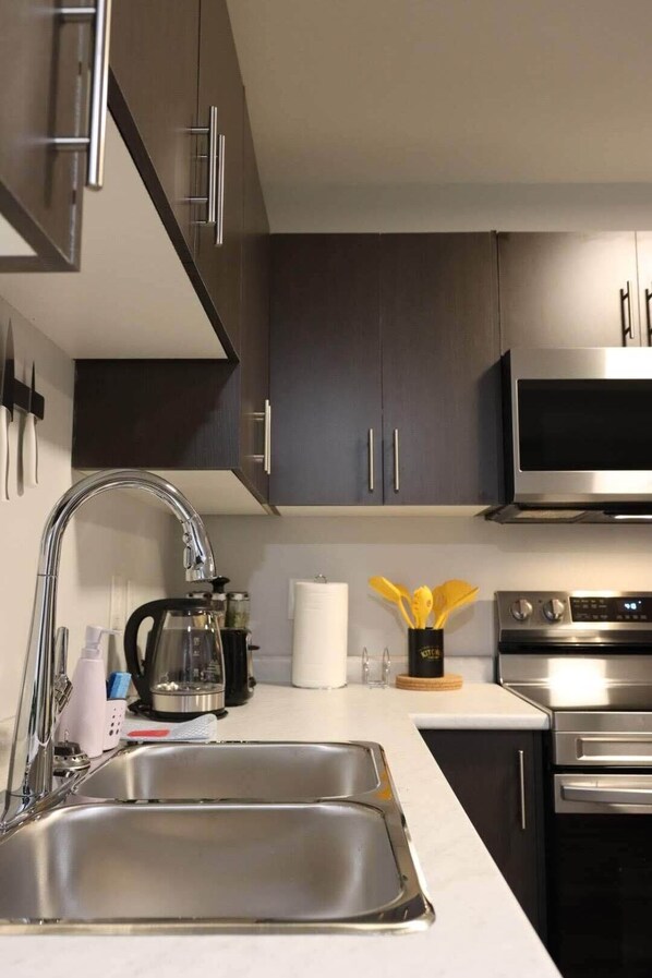 Frigorífico, microondas, horno y placa de cocina