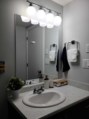 Ensemble douche/baignoire, sèche-cheveux, serviettes fournies, savon