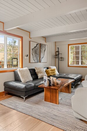 TV connectée, livres, écrans d'ordinateur