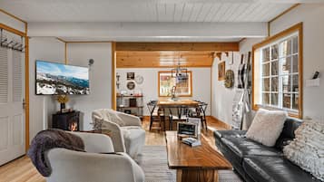 Een smart-tv, boeken en een computerscherm