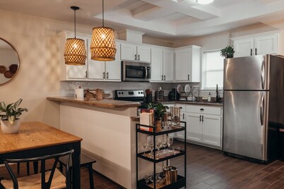 Modern Boho Style Apt- King bed! Near UTRG & DHR