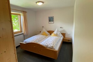 2 bedrooms, internet, bed sheets